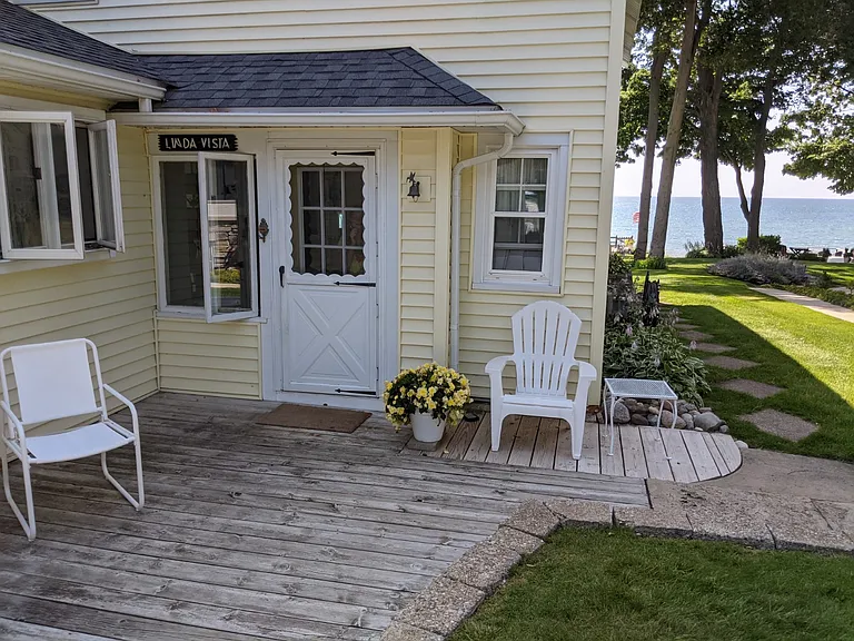 2421 Lakefront Dr — Photo 2