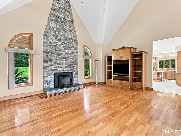 4th image of 44 Chippenwood Lane