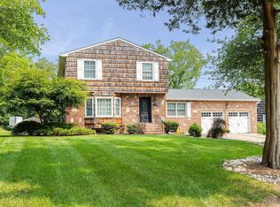 17 Middle Rd, Blue Point, NY 11715