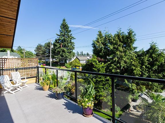 2nd image of 332 Lonsdale Ave