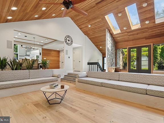 5th image of 1220 Valley Rd