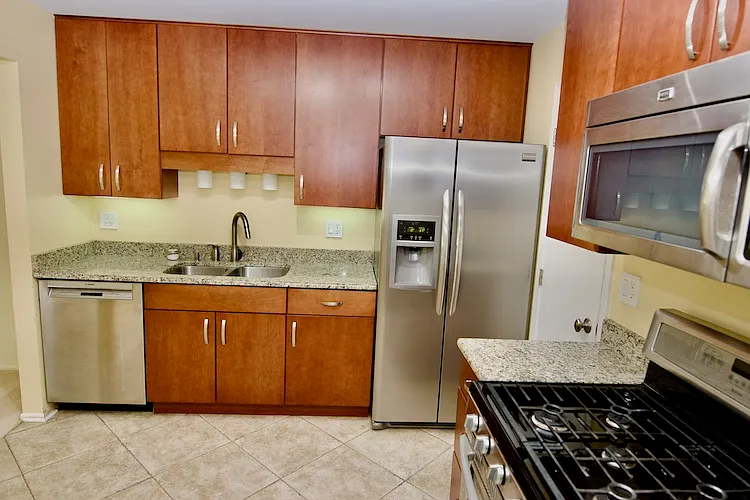 1047 Auburn Ln — Photo 4