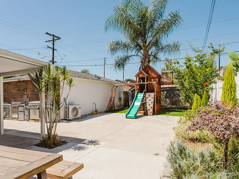 16155 Hamlin St — Photo 3