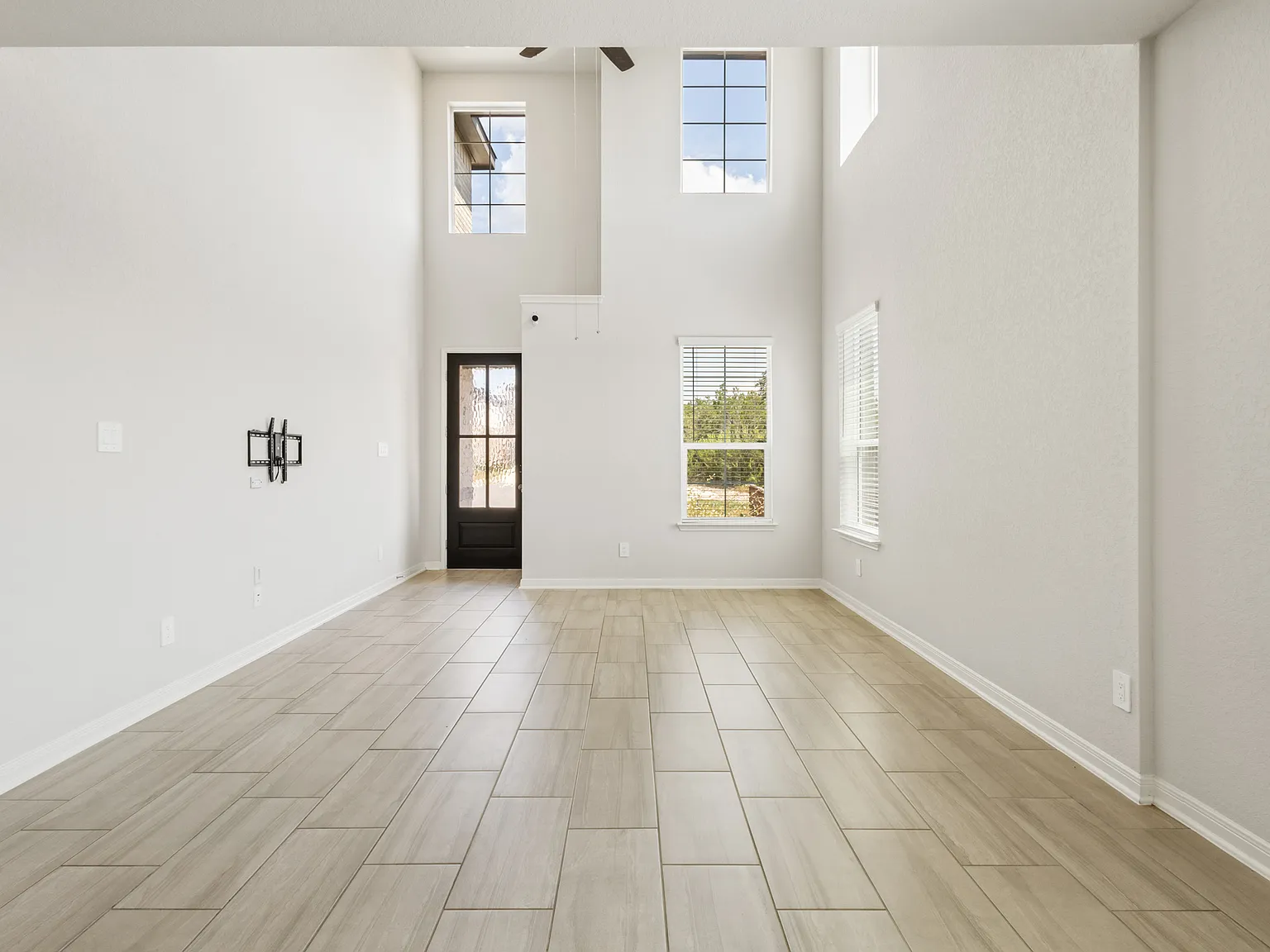 4 bed, 3.5 bath, 2403 sqft, $2,400 — Photo 2