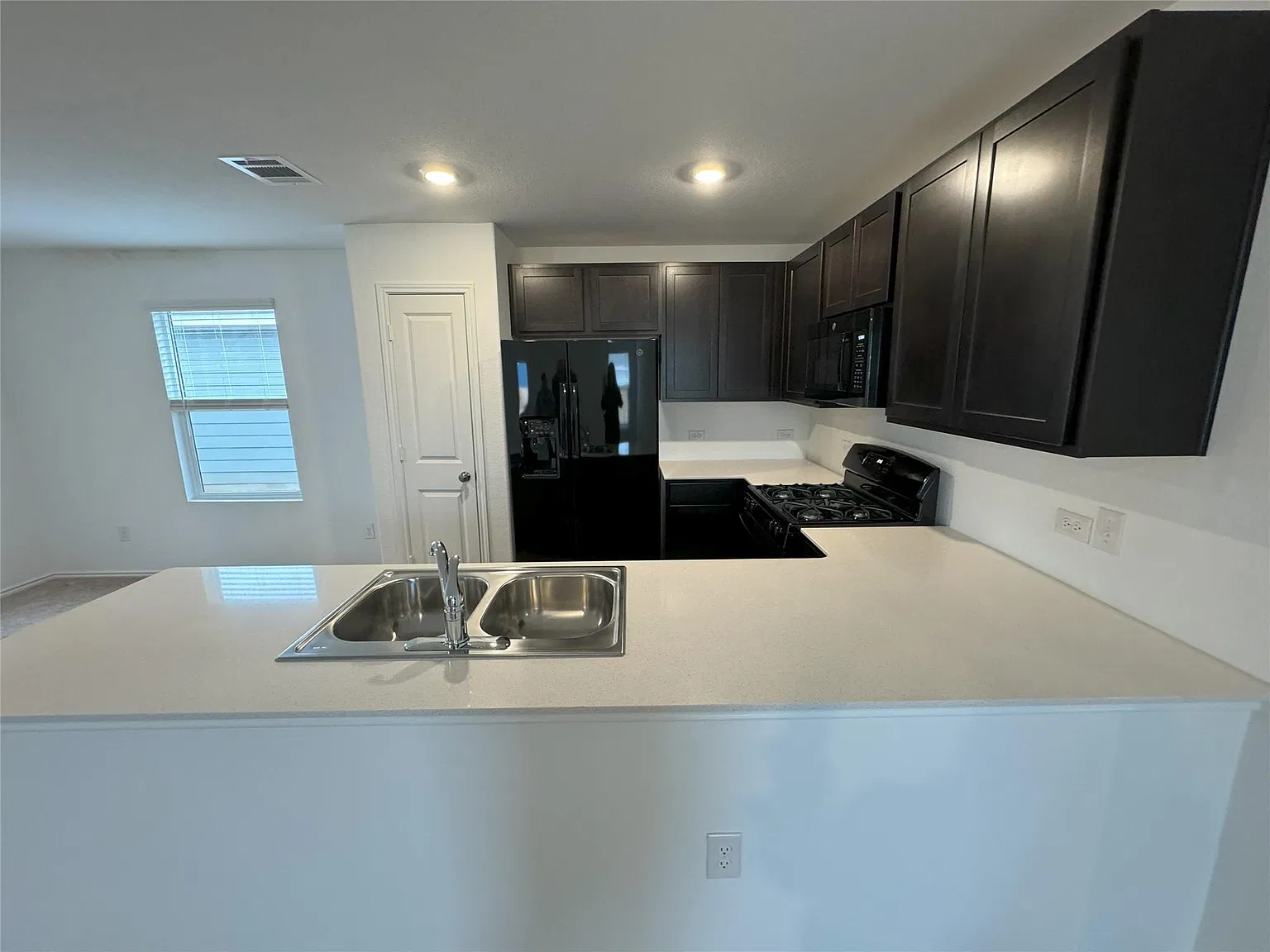 3 bed, 2.0 bath, 1450 sqft, $1,750 — Photo 2