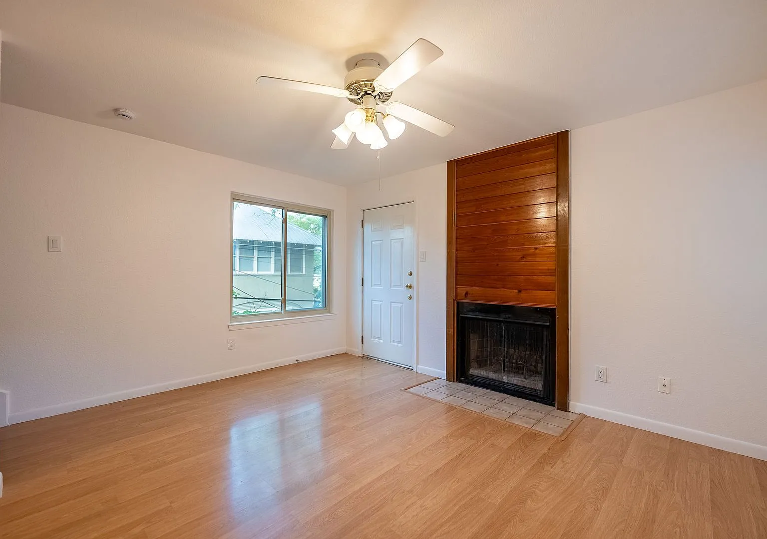 Beautiful 2 Bedrooms, 1.5 BathroomS home in Gateway Condominiums — Photo 4