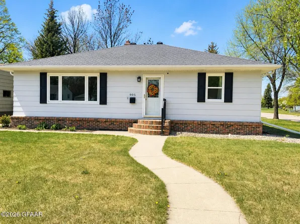 905 McHugh Ave, Grafton, ND 58237