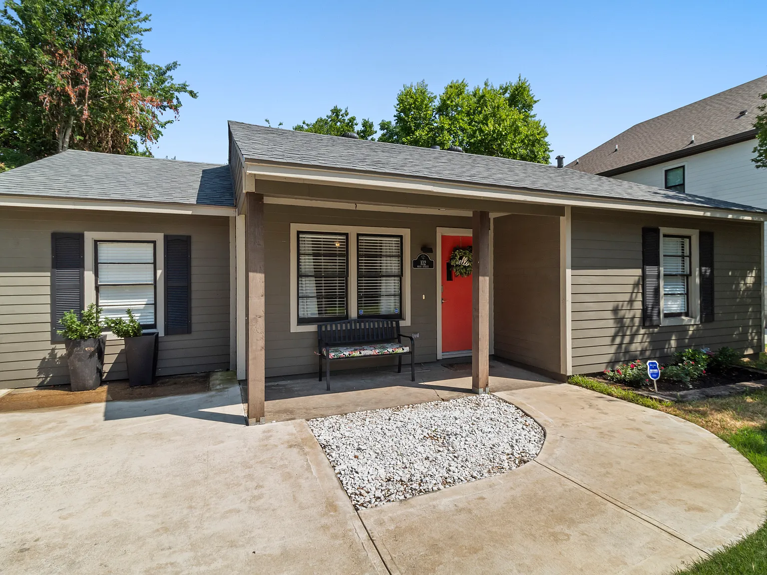 3 bed, 1591 sqft, $2,400 — Photo 1