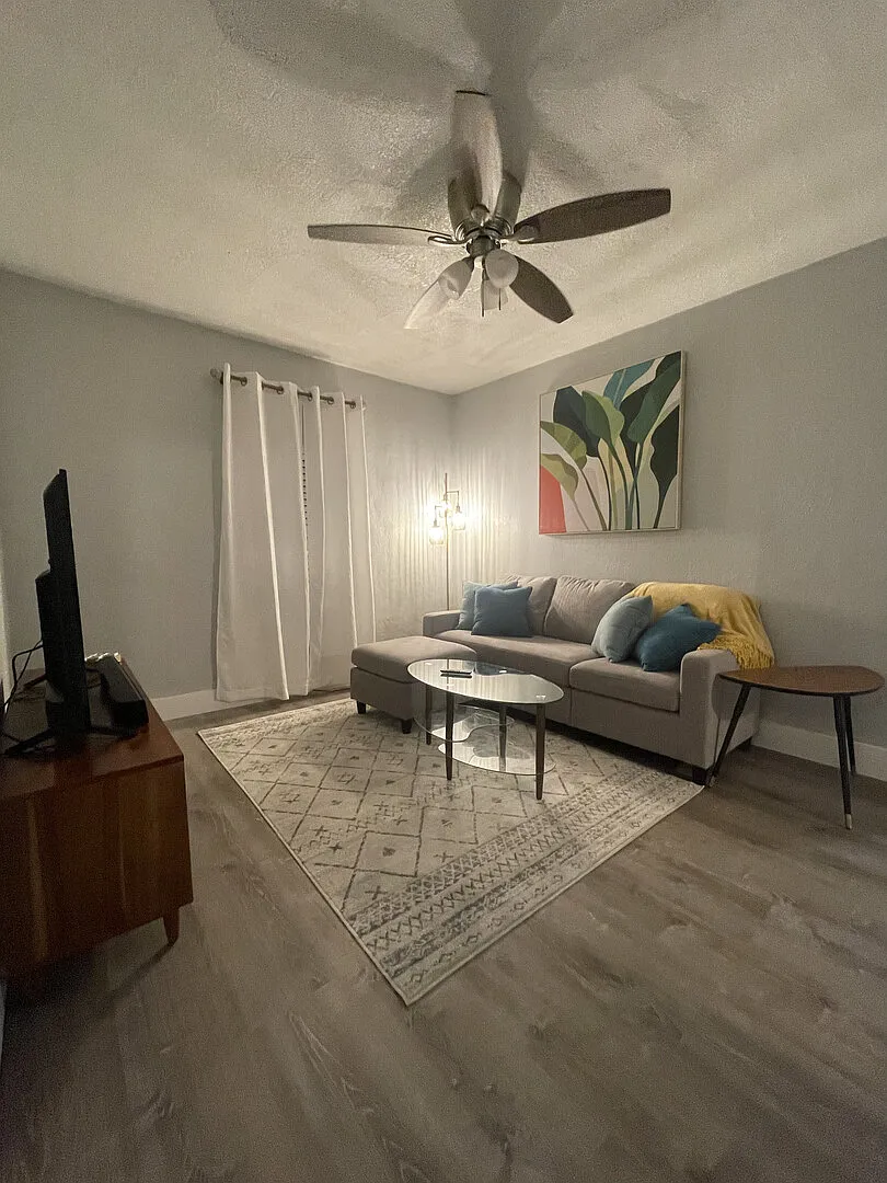 Quaint 2/1 South St. Pete Bungalow — Photo 2