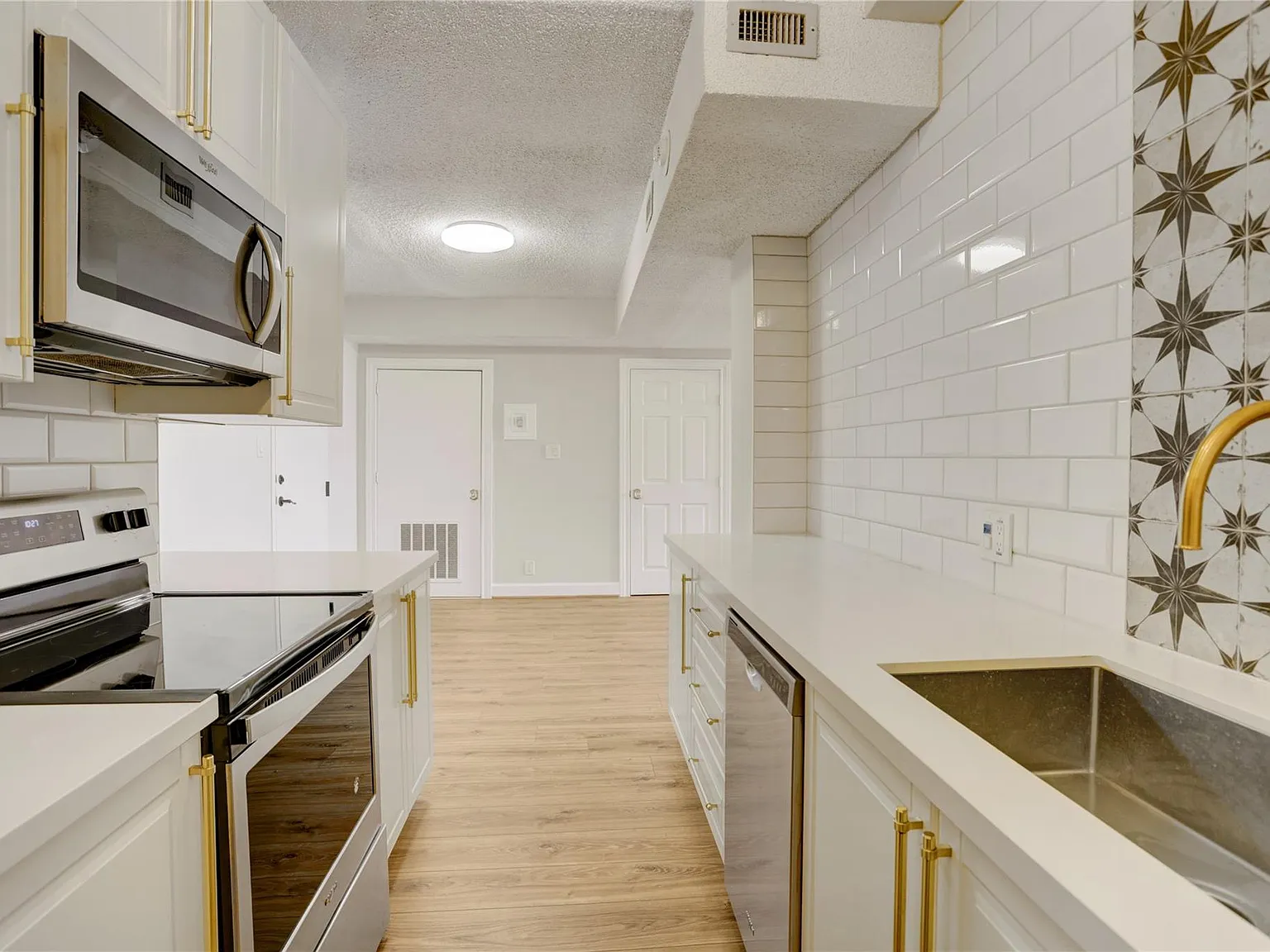 1 bed, 933 sqft, $2,200 — Photo 4