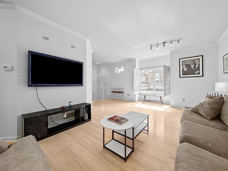 302 Kingsberry Cir — Photo 6