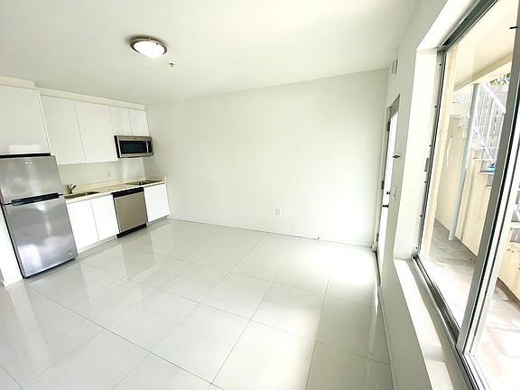 5th image of 801 15th St APT 102
