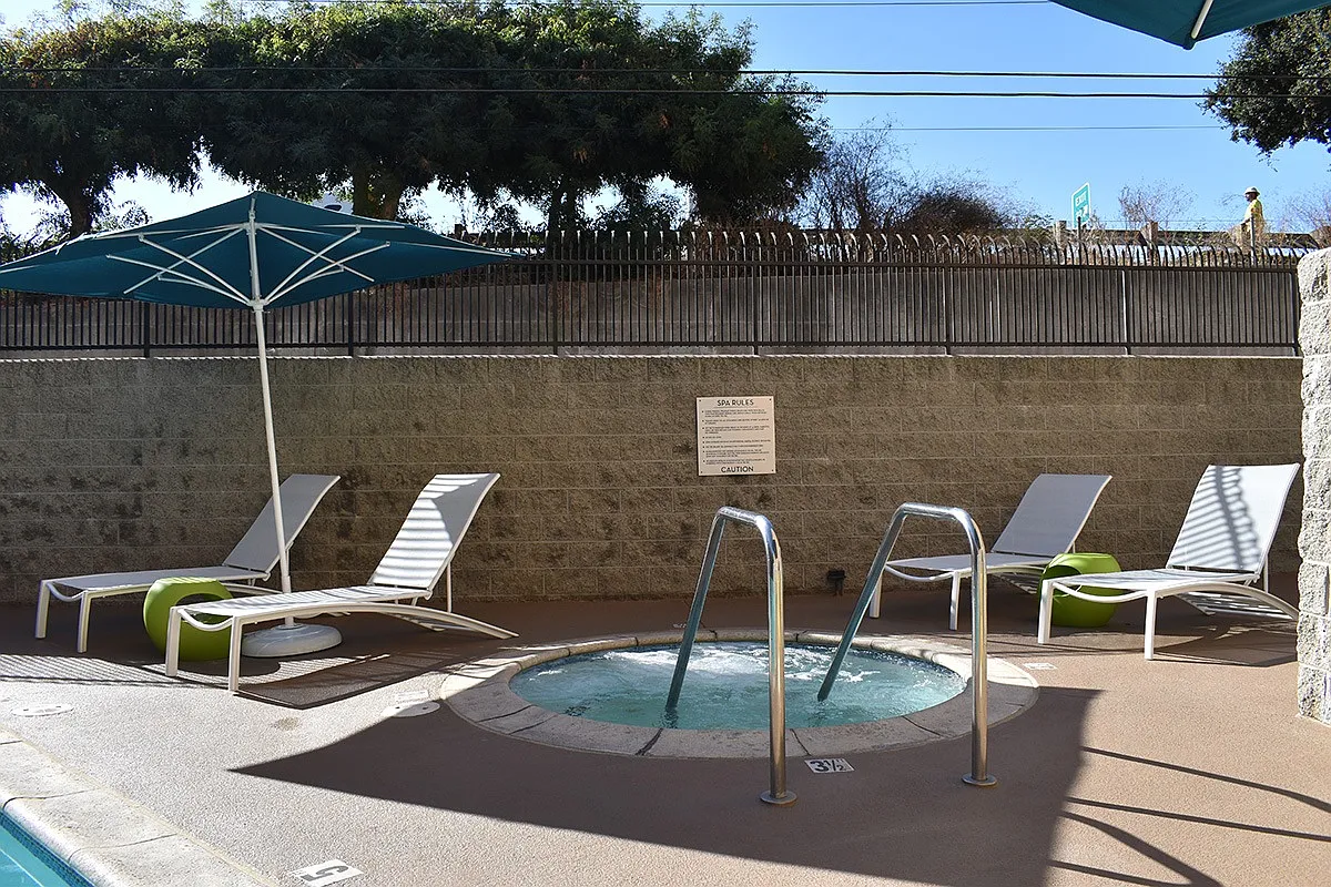 Encino Palms Apartments — Photo 4