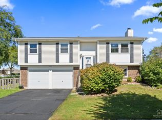 1160 Warwick Cir N, Hoffman Estates, IL 60169