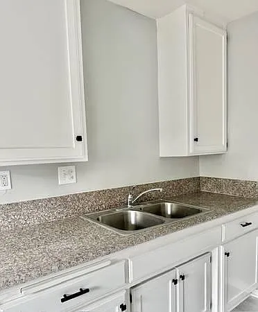 2 bed, 1.5 bath, 690 sqft, $2,400 — Photo 4