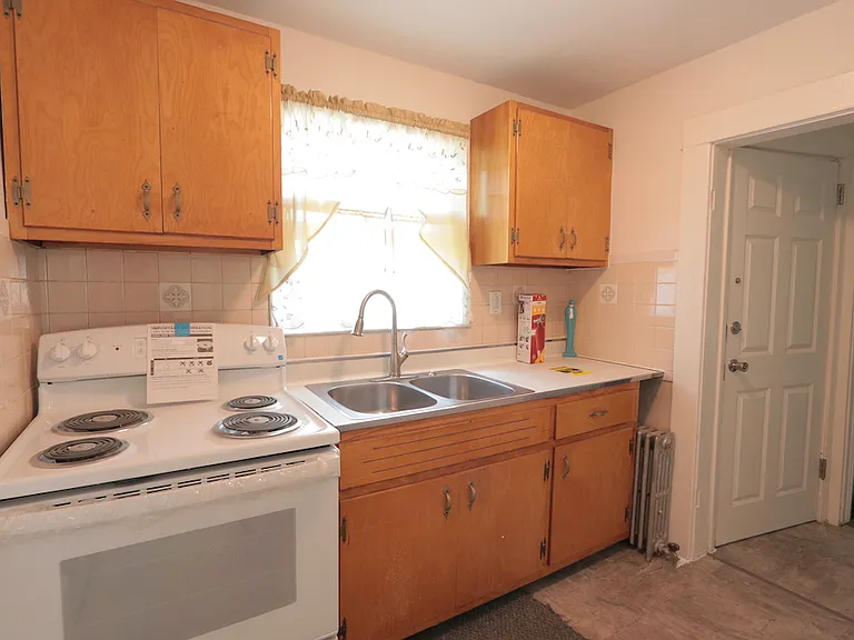 75 Maple St #2 — Photo 2