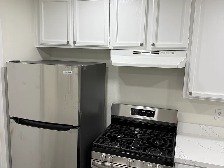 537 W Broadway #101 — Photo 8