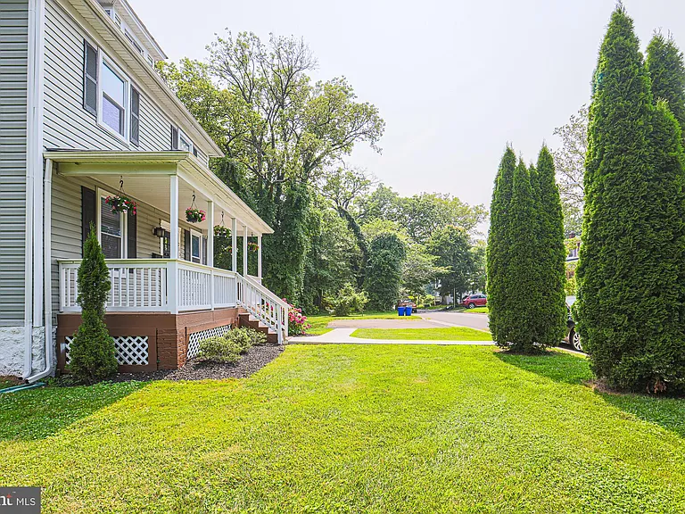 215 Clarendon Ave — Photo 5