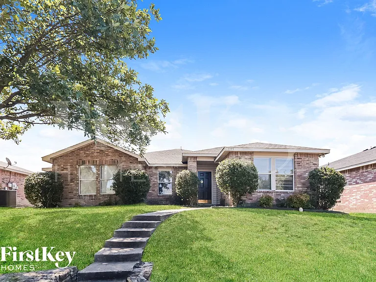 1395 Stewart Dr — Photo 1