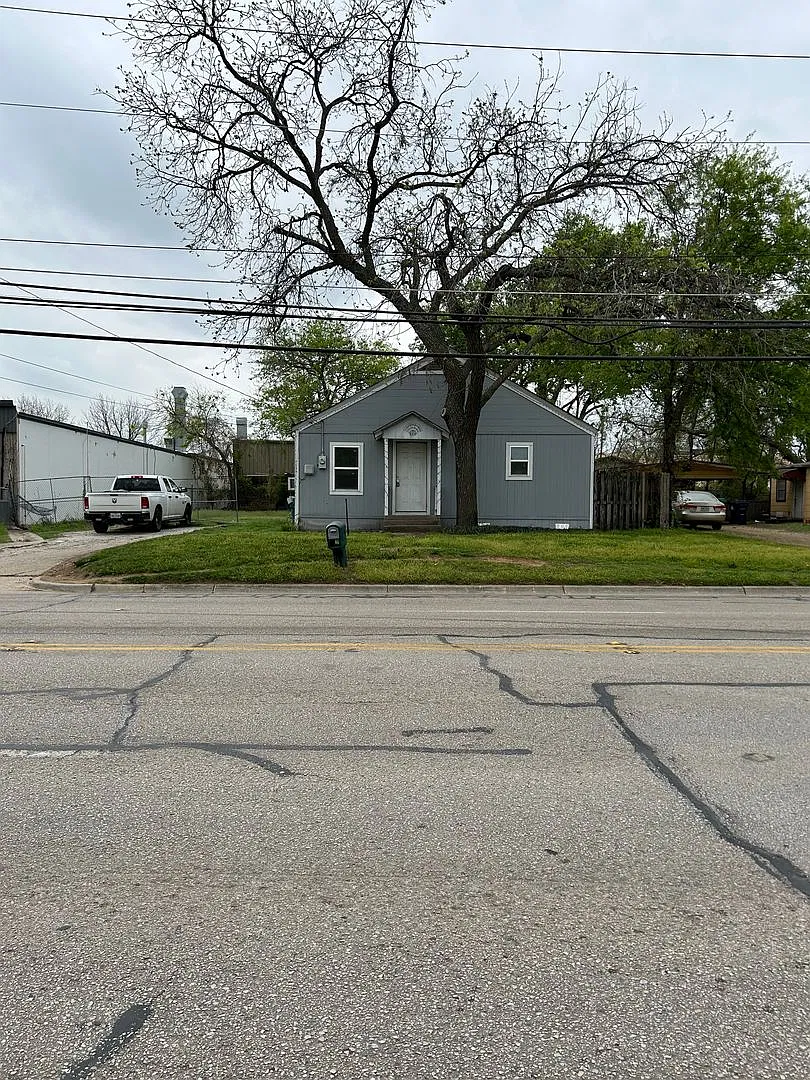 806 E McKinney — Photo 1