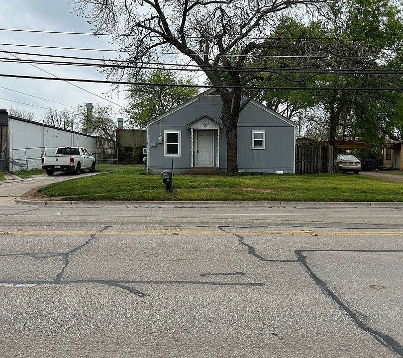 1st image of 806 E McKinney St