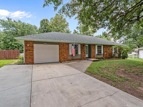 3rd image of 107 N Drenda Avenue
