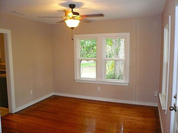 3rd image of 303 Putnam Dr