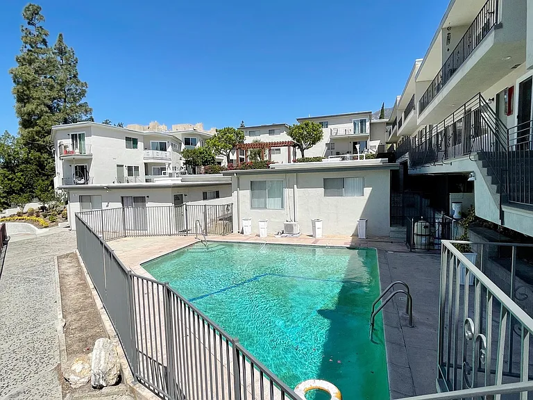 2851 Montrose Ave — Photo 17