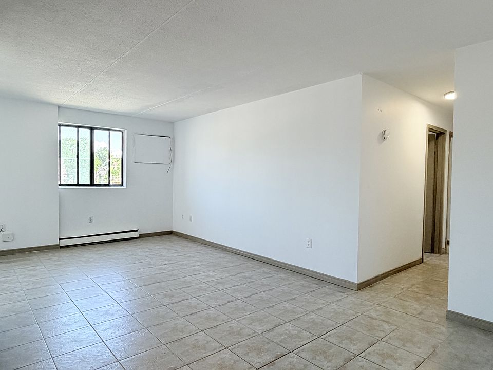 1st image of 525 Wyandotte St W #302