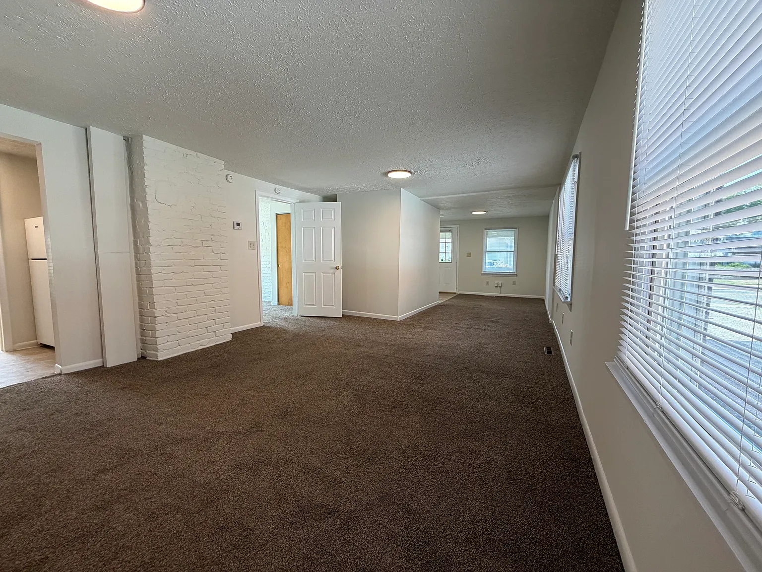 2 bed, 1000 sqft, $1,300 — Photo 2