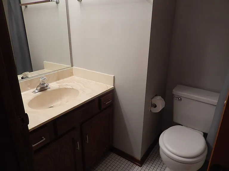 975 Westchester Cir — Photo 2