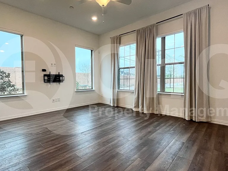 7529 Regal Ln — Photo 8