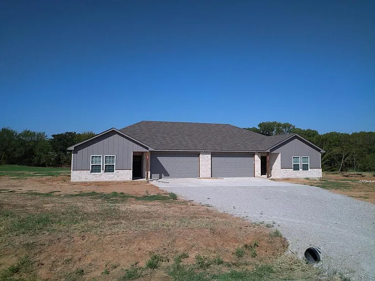 205 Hoover Ln — Photo 2