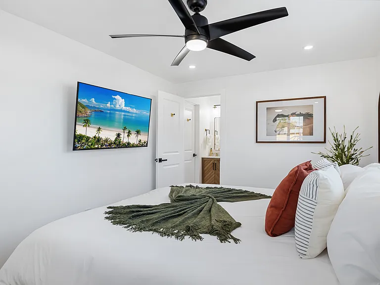 3945 Alta Loma Dr #B — Photo 34