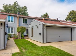 203 Oakwood Ln, Bloomingdale, IL 60108