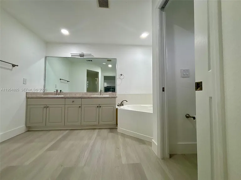 142 SW 34th Pl — Photo 12