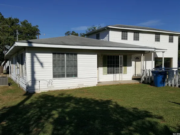 702 8TH ST, Floresville, TX 78114