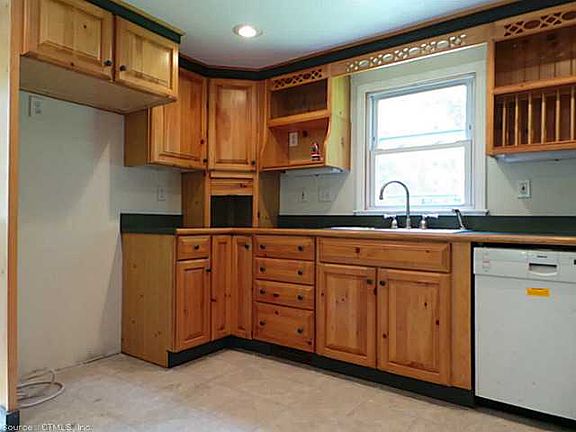 3rd image of 15 Plymouth Ln