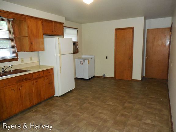 2nd image of 1020 Colonial Ct #B