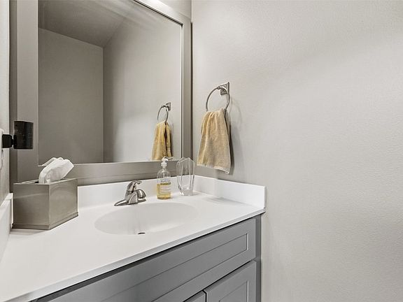 5th image of 1225 Daisy Cir