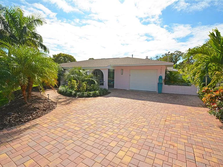 7020 Mango Ave S — Photo 1