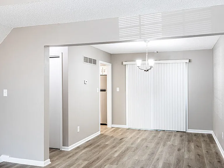 Holmesbrook Townhomes — Photo 3