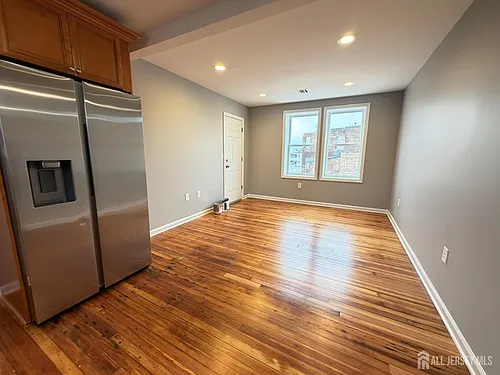 460 State St Photo 1