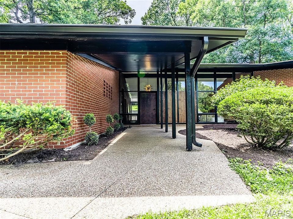 1st image of 28 Black Oak Dr