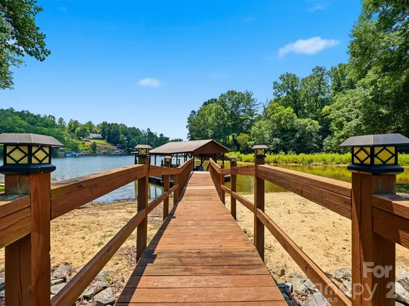495 Windsor Dr, Taylorsville, NC 28681
