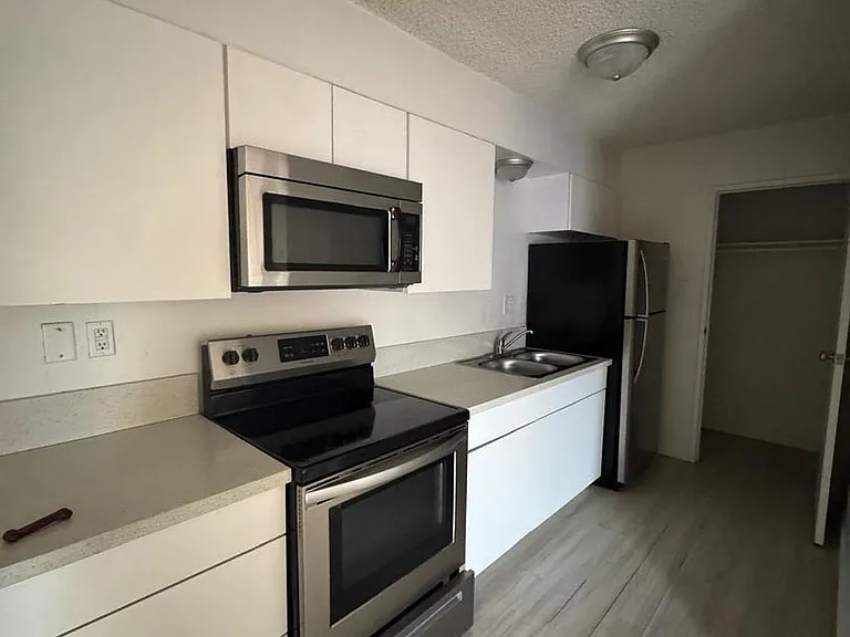 319 S 9th St — Photo 22