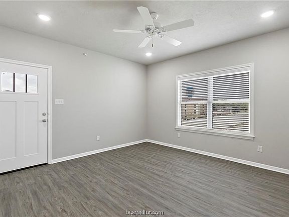 3rd image of 1326 Prairie Dr #1111