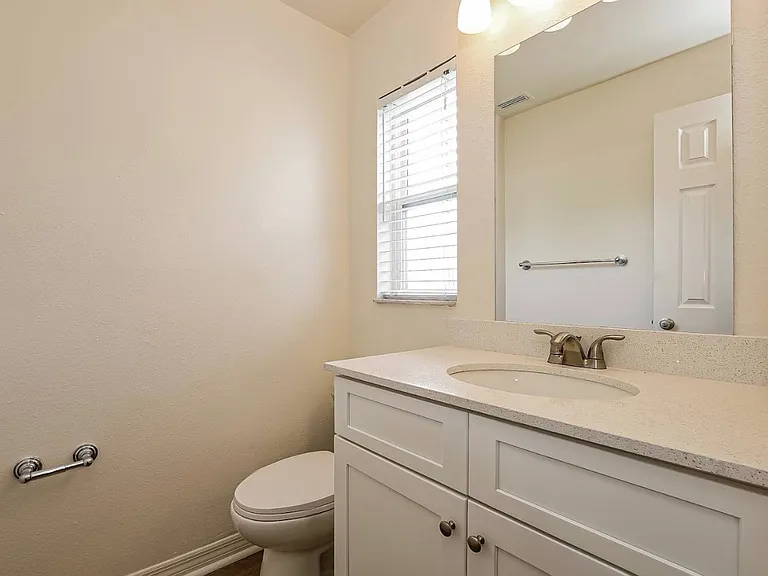 142 Burns Ave — Photo 5