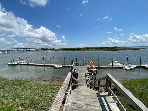 Access to deep-water dock for fishing, kayaking, crabbing and option for a 32' boat slip with water and electrical, FCFS
*boat must be registered in renter's name