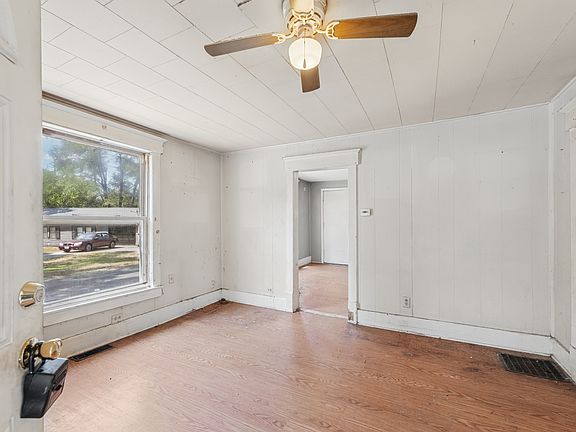 5th image of 902 E Park St